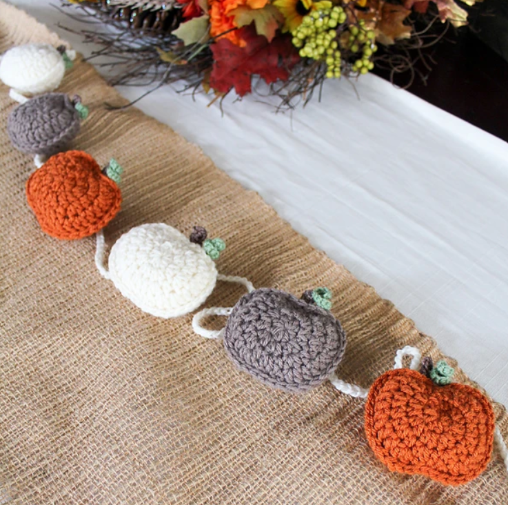 DIY Halloween garlands crochet pumpkins