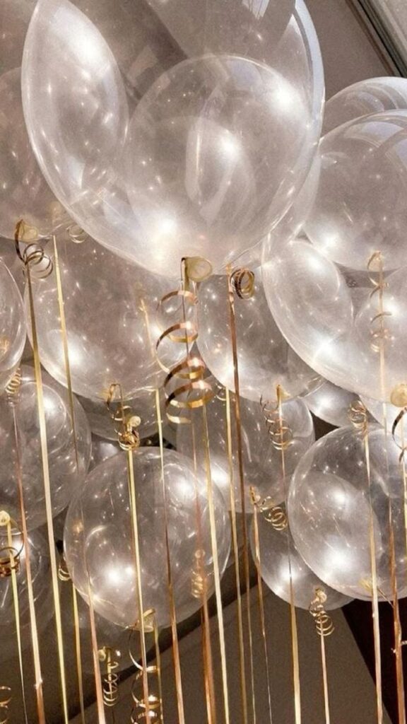 new years eve party ideas gold accents on balloons