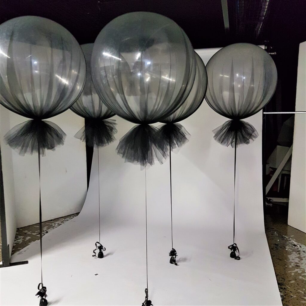 new years eve party ideas tulle covered balloons