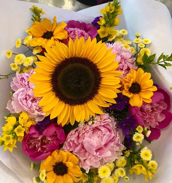 17 Best Sunflower Arrangements to Brighten Up Your Summer